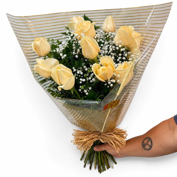 Buquê de 12 rosas chá nacionais com chuva de prata e folhagens