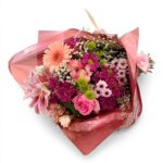 Variação do Buquê de Flores do Campo Rosado com flores naturais e embalagem para presente