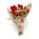 Buquê de rosas vermelhas embalado para presente