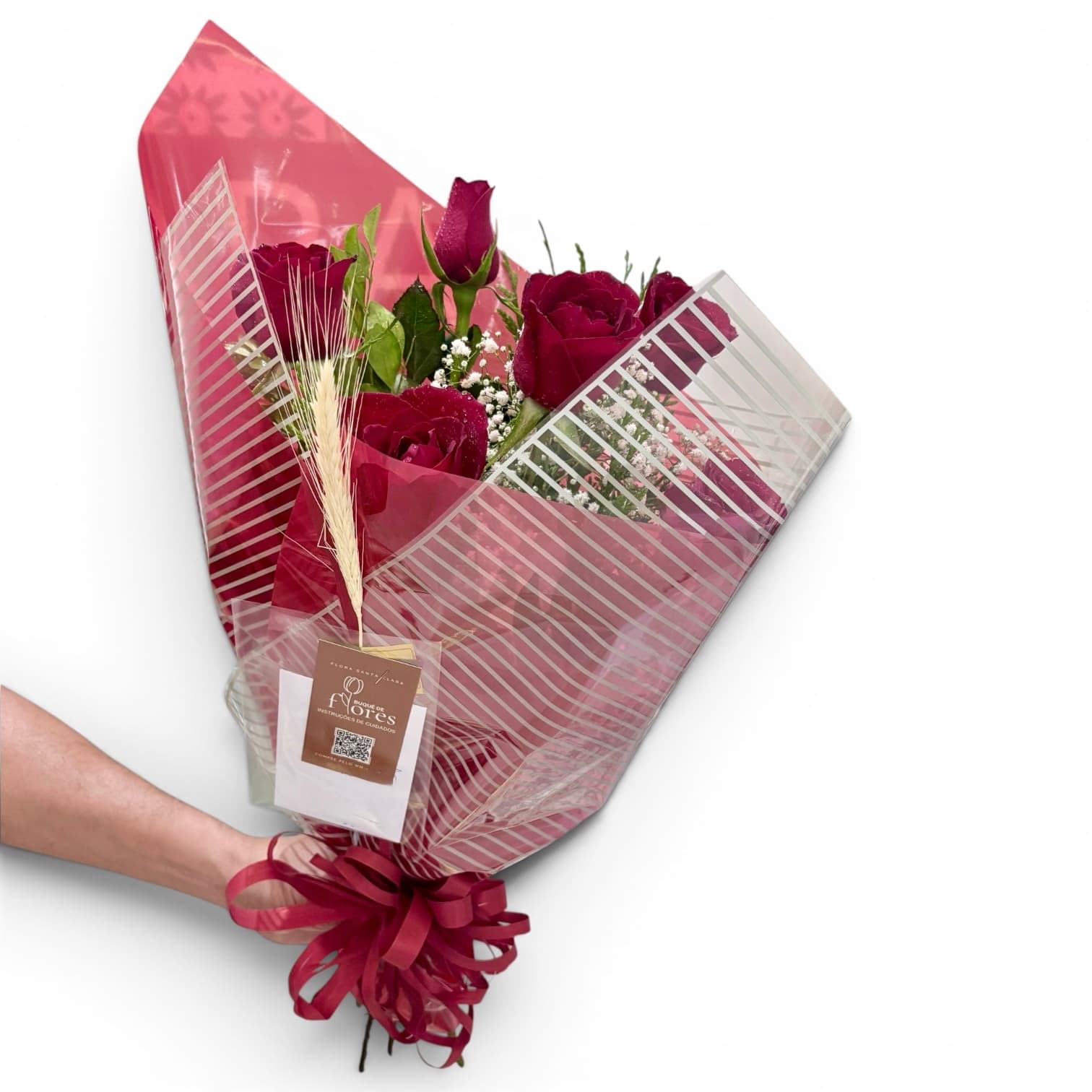 buque-6-rosas-vermelhas-flora-santa-clara.jpg Buquê com 6 rosas vermelhas envolvido em embalagem vermelha e transparente