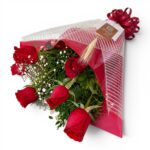 Buquê romântico com 6 rosas vermelhas e folhagens decorativas