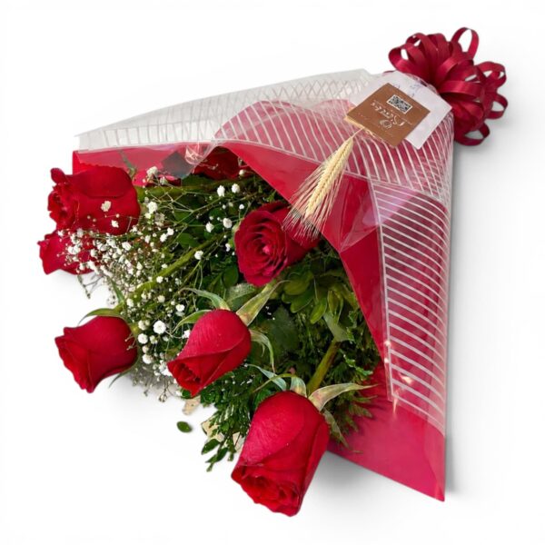 Buquê romântico com 6 rosas vermelhas e folhagens decorativas
