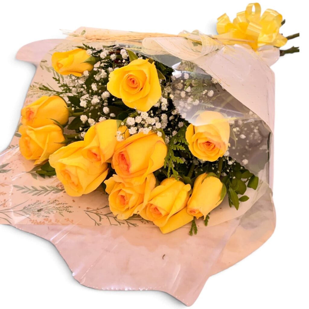 Buquê de rosas nacionais amarelas com chuva-de-prata e folhagens em embalagem para presente