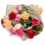 Detalhe das rosas vermelhas, cor-de-rosa e claras do buquê de 15 rosas coloridas