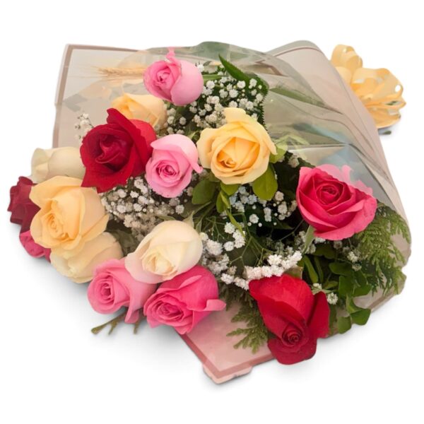 Detalhe das rosas vermelhas, cor-de-rosa e claras do buquê de 15 rosas coloridas