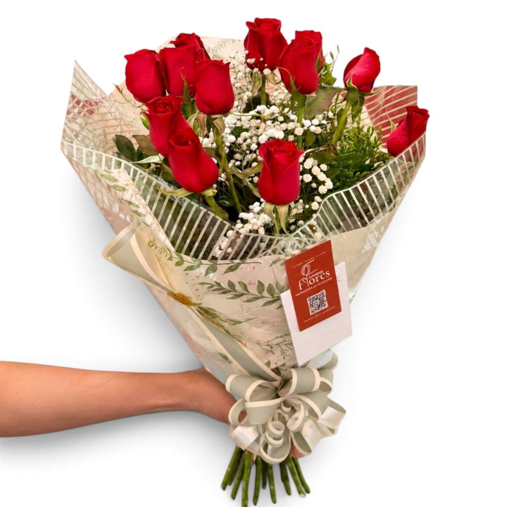 Buquê de 12 rosas vermelhas nacionais com chuva de prata, folhagens e embalagem para presente