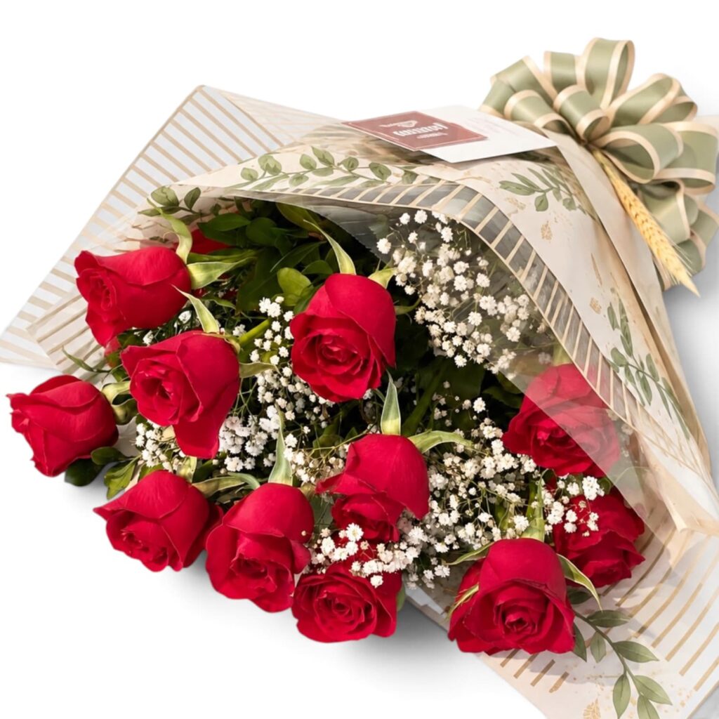 Detalhe das 12 rosas vermelhas nacionais com chuva de prata e folhagens