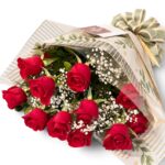 Detalhe das 12 rosas vermelhas nacionais com chuva de prata e folhagens