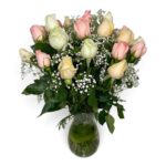Buquê Delicadeza Rosa com 24 rosas nacionais em tons pastel no vaso de vidro