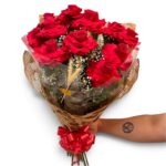 Buquê com 12 rosas colombianas vermelhas