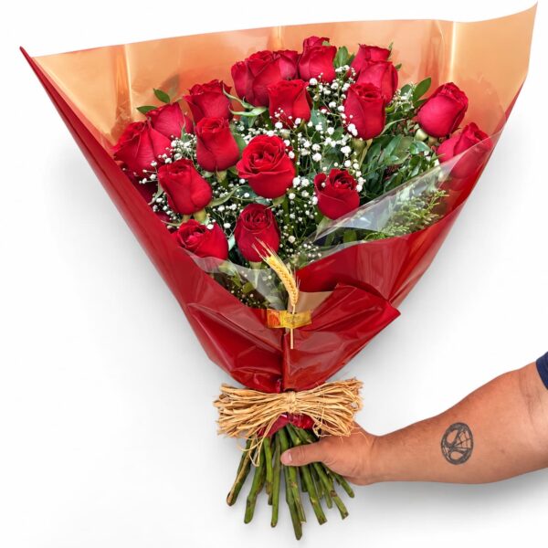 Buquê Sedução com 24 rosas nacionais vermelhas