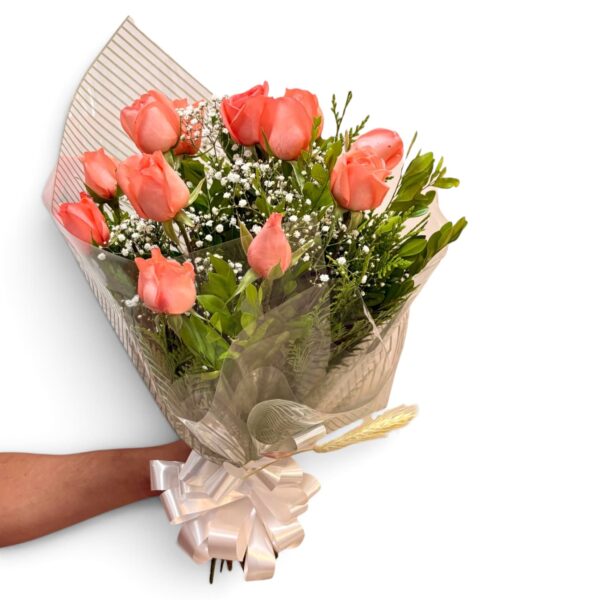 Buquê de rosas corais com chuva de prata, folhagens e laço claro