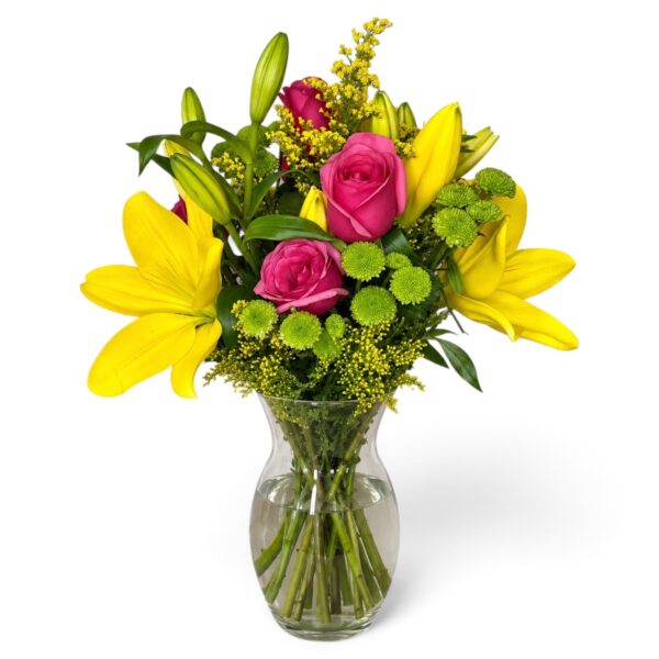 Arranjo Sorridente com lírios amarelos, rosas pink e monsenhor pompom verde no vaso