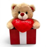 Urso de pelúcia bege na caixa de presente com coração Te amo