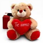 Urso de pelúcia bege com coração vermelho escrito Te amo