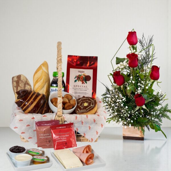 café da manhã com flores e arranjo de rosas nacionais