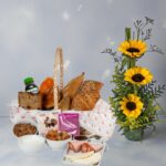 café da manhã com flores e arranjo de girassóis