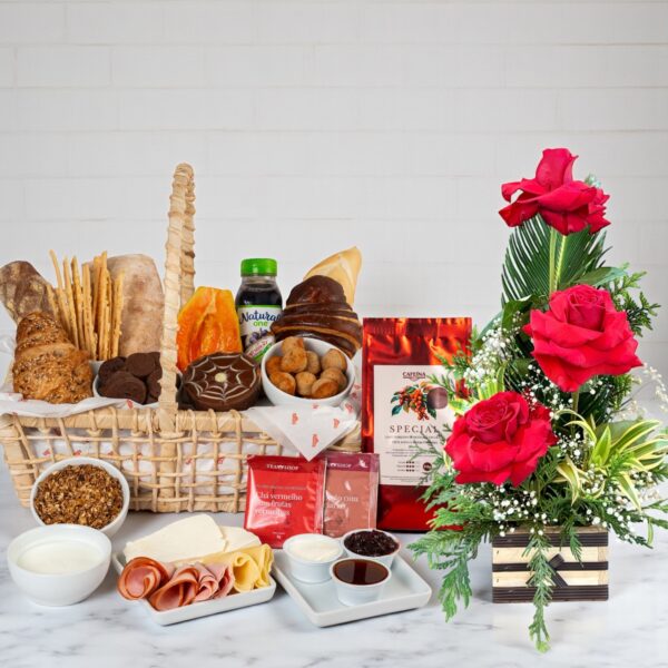 Café da manhã completo com flores, cesta Tour Jour da Cafeína e arranjo de rosas colombianas em cachepot