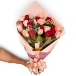 Buquê Encontro com 24 rosas nacionais vermelhas e cor-de-rosa