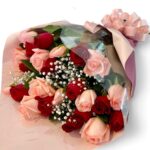 Detalhe das rosas vermelhas e cor-de-rosa do Buquê Encontro