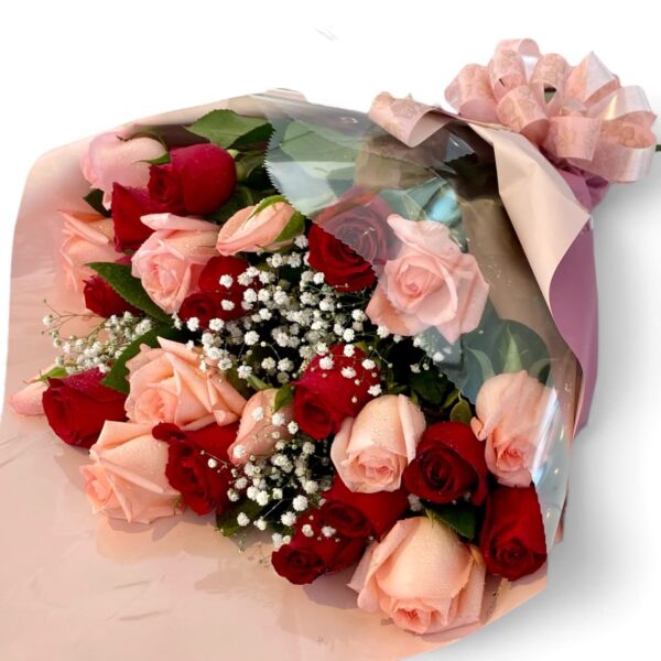 Detalhe das rosas vermelhas e cor-de-rosa do Buquê Encontro
