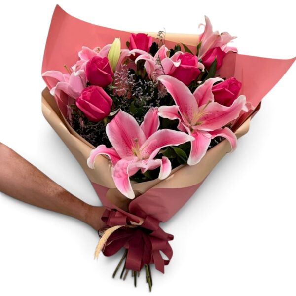 Buquê de rosas e lírios cor-de-rosa com embalagem para presente