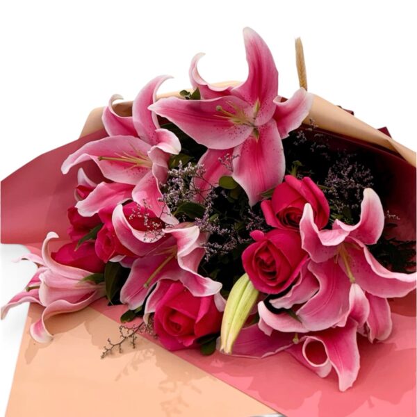 Detalhe das rosas nacionais e dos lírios cor-de-rosa do Buquê Fascínio Rosa