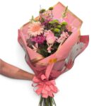 Buquê de Flores do Campo Rosado completo com embalagem para presente