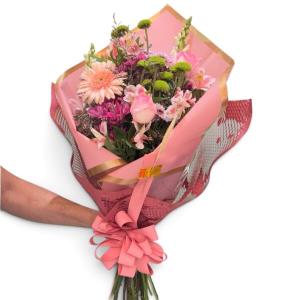 Buquê de Flores do Campo Rosado completo com embalagem para presente